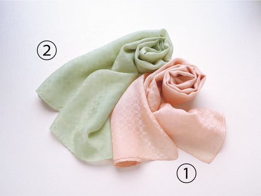 千代田のさくら染めとヨモギ染めストール